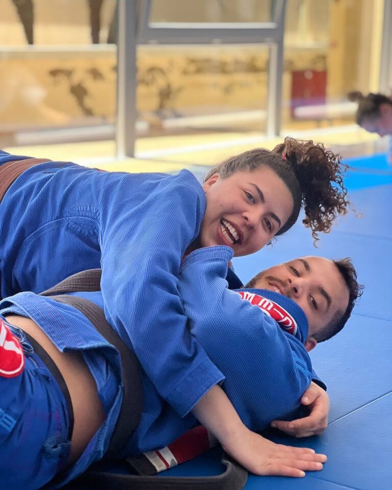 treinando jiu jitsu paara aprender se defender