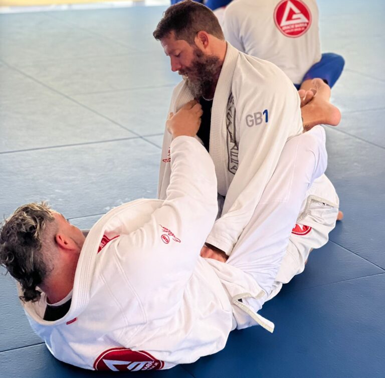 Adultos treinando jiu-jitsu na gracie barra portimão