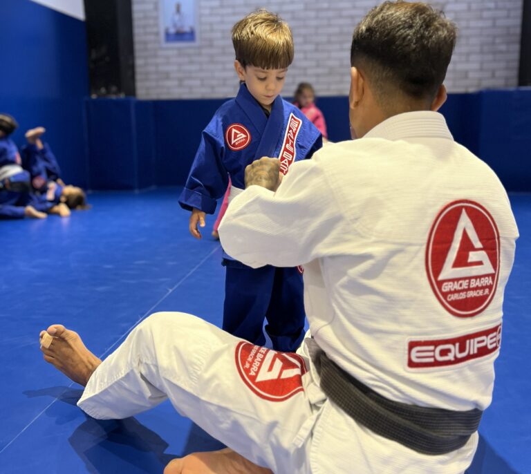 crianças na aula de jiu-jitsu