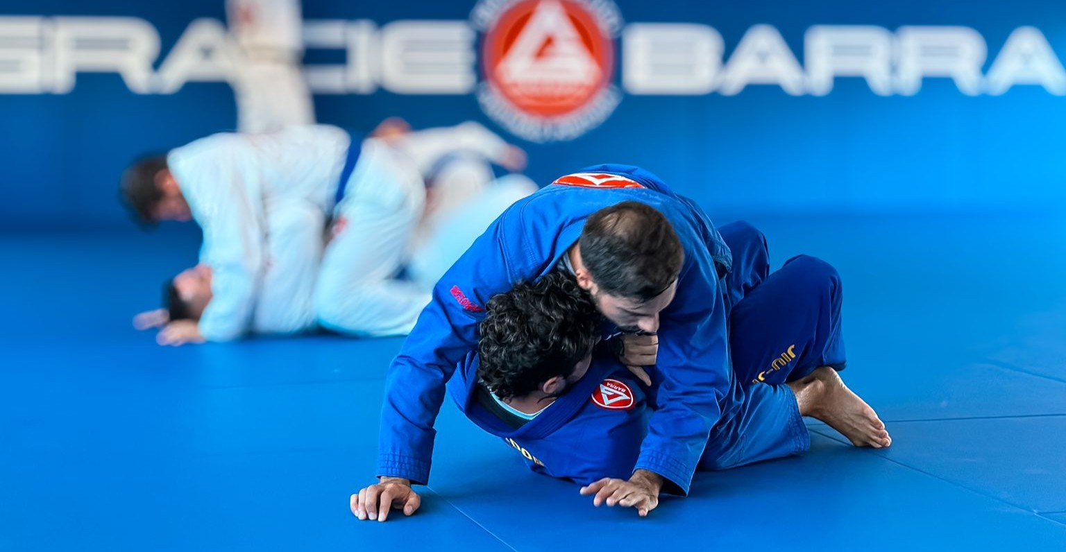 treinando jiu jitsu paara aprender se defender